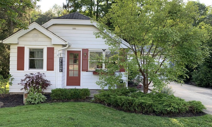 Huntsburg Cottage | Idyllic Sunshine Cottage: Pet-Friendly Retreat with Lake Views