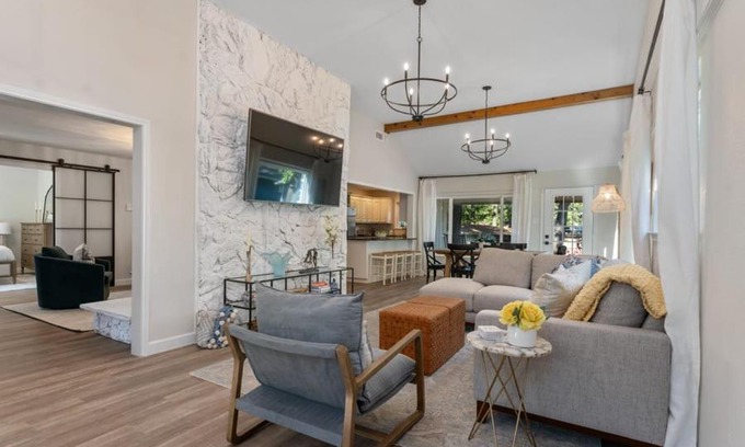 Enchanted Oaks House | Spacious Susser Estate with Guest Cottage for Family Getaways
