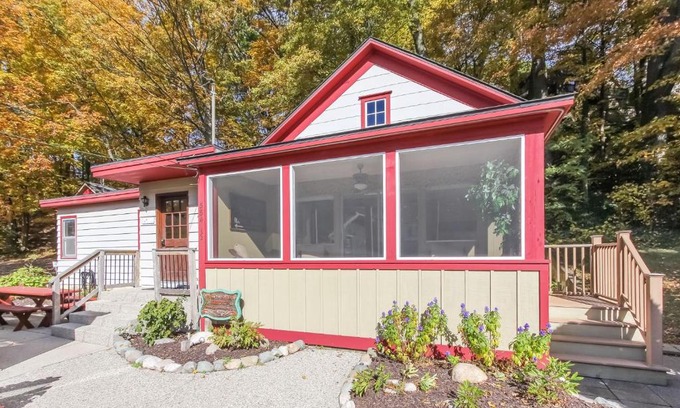 Saugatuck Villa | Experience Family-Friendly Comfort at The Swallow Hotel