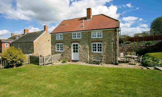 Littlebredy Cottage | Pet-Friendly Swallows Cottage with Ocean View in Dorset