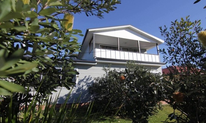 Cudmirrah House | Beautiful The Swan House - Beachfront 5 Bedroom Retreat
