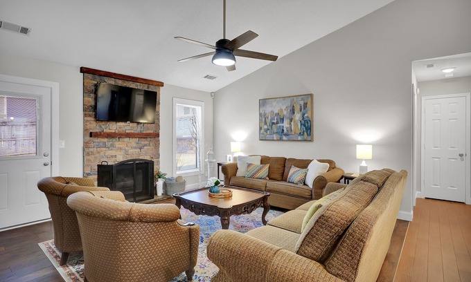 Sugar Hill House | Sweet Home Retreat Near Mall of GA with Spa & Ocean View