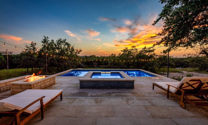 Austin House | Unforgettable Stay at The Sweet Retreat with Pool & Spa