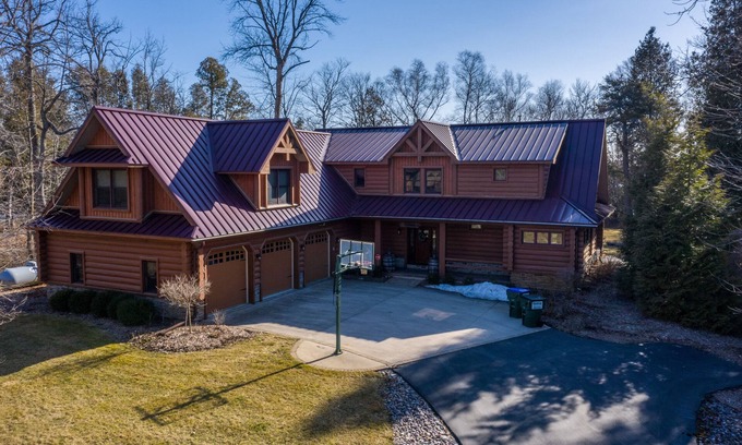Sturgeon Bay House | Discover The Sweet Retreat on Clark Lake with Pool & Breakfast