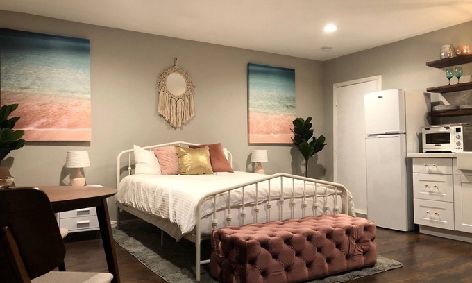 Paradise Apartment | Inviting SWEET SUITE Studio Steps from the Strip & Airport