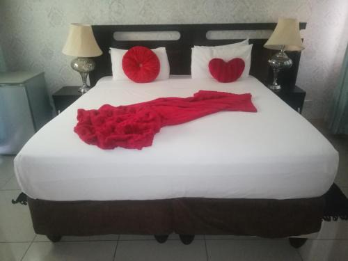Palapye Hotel | Discover the Tamek Palace Hotel: Poolside Family Getaway
