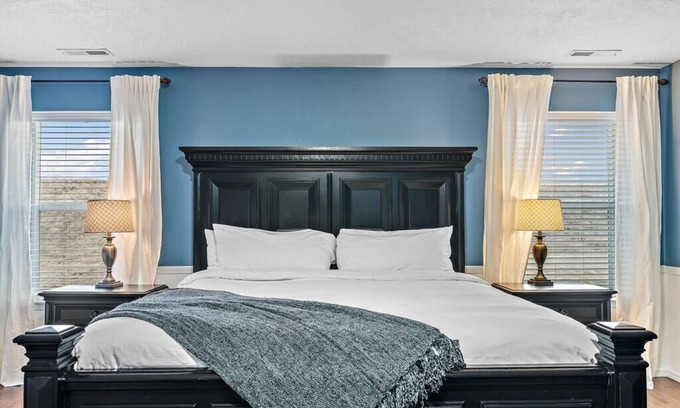 Southwest Ada County Alliance House | Spacious 4500sqft Boise Home with 9 Beds & Family Amenities