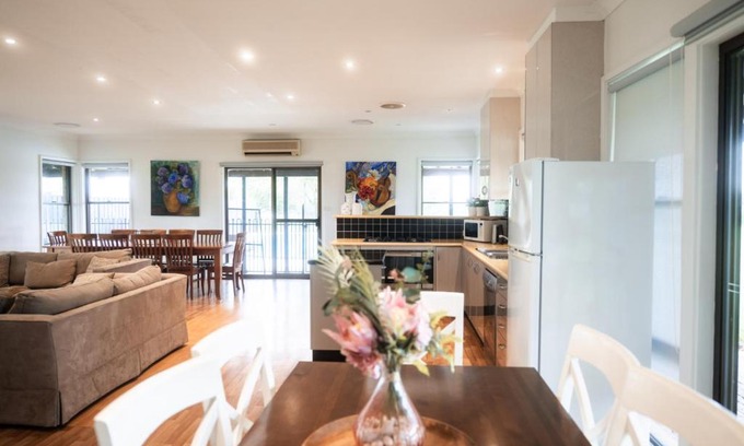 Lovedale House | Pet-Friendly Retreat at The Tatler Lodge with Ocean Views