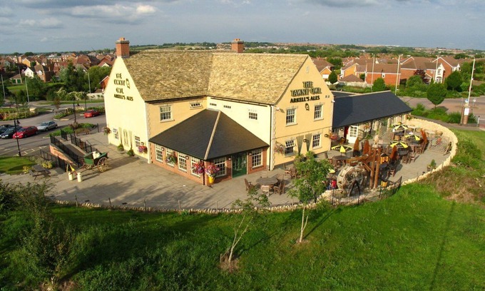 Swindon Hotel | Family-Friendly Escape at The Tawny Owl with Pool & Dining