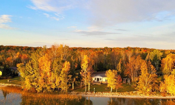 Germfask House | Discover The Taylor Cottage: Breathtaking Lake Views Awaits