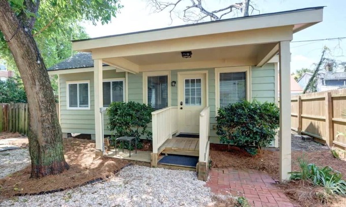 Beach Institute Apartment | Pet-Friendly Retreat at The Tea Olive Cottage - 10/10 Rated!
