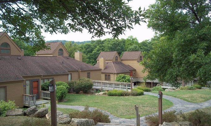 The Galena Territory House | Budget-Friendly Galena Getaway with Spa & Lake Views
