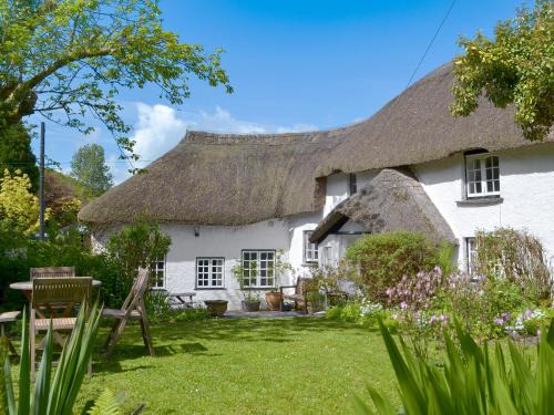 South Petherwin House | Child-Friendly Getaway at The Thatch Cottage - Rated 9/10