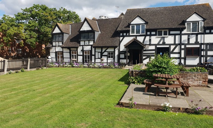 Quedgeley Hotel | Cozy Retreat at The Thatch Inn with Family-Friendly Amenities