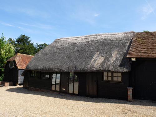 Thame Cabin | Experience Elegance at The Thatched Barn - 5-Star Comfort