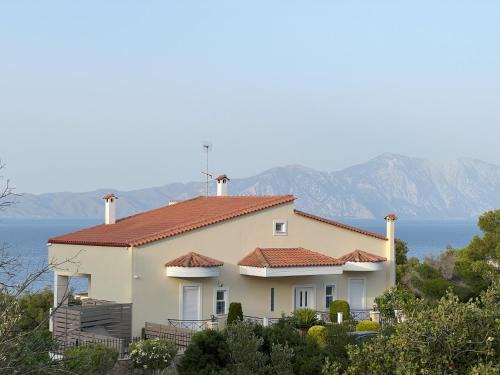 Theologos House | Explore The Theologos Guesthouse: Family-Friendly Retreat