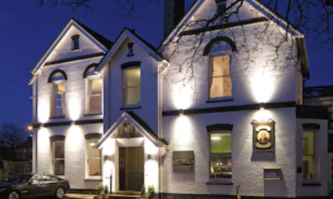 Thetford Hotel | Relax at The Thomas Paine: Pool, Spa & Family-Friendly