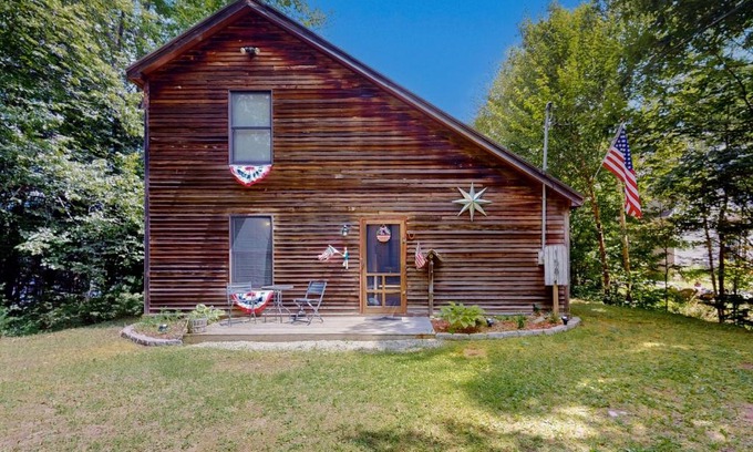 Weeks Mills House | Relax at The Three Cornered Pond Retreat - Child Friendly Stay