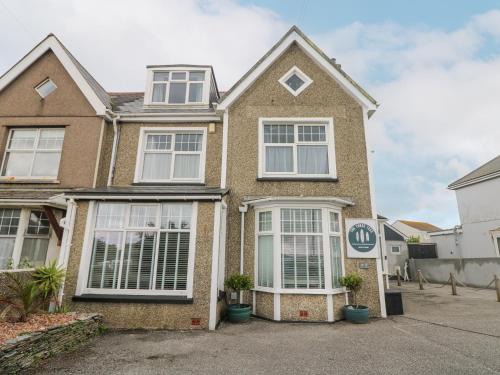 Newquay House | Experience The Three Tees: 4-Star with Pool & Pet Friendly