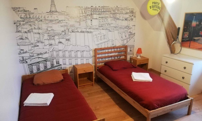 Pont-Croix House | Budget-Friendly Stay at Chambre Roland-Garros for Families
