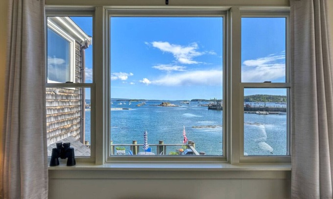 Stonington Hotel | Captivating Harbor Views at The Timberwind Inn