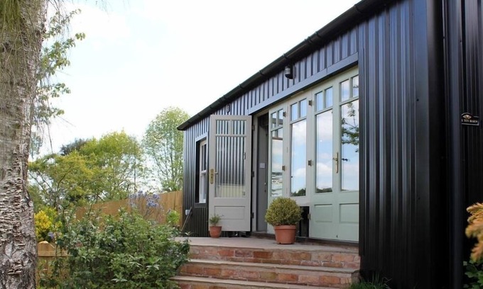 Flaxley Cottage | THE TIN BARN, pet friendly, with hot tub in Newnham-On-Severn