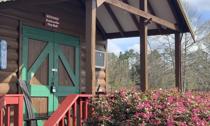Donalsonville Cabin | Discover Lake Seminole: Waterfront Getaway with Ocean Views