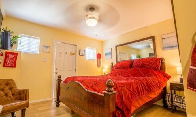 Thousand Oaks House | Perfect Getaway: The Tiny Home in Thousand Oaks Awaits