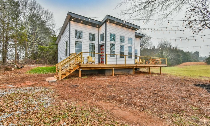 Reed Creek House | Pet-Friendly Getaway: The Tiny Mansion at Lake Hartwell
