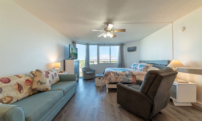 Thomas Drive Condo | Relax at The Tip-Sea Turtle: Beachfront Studio Awaits!