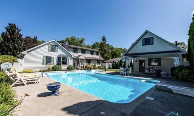 Bedford House | The Toledo Pool House!