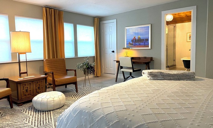Tomball House | Ideal Getaway Near Coffee, Dining, and Shopping Delights