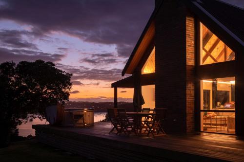 Russell Villa | Unforgettable Stay at The Top House Lodge - 4-Star Retreat