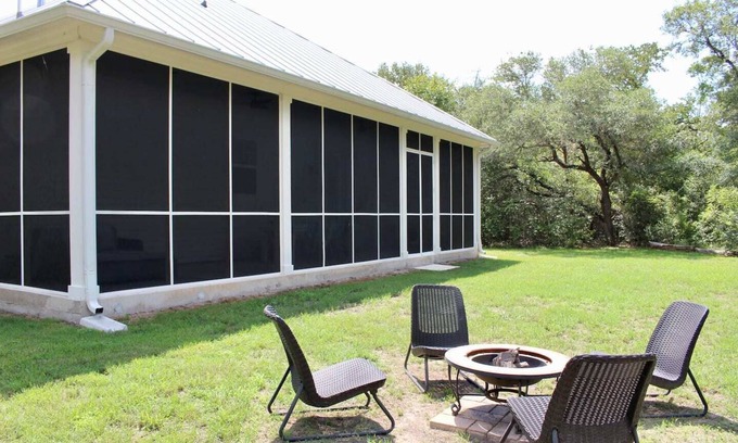 Round Top House | Escape to The Top @ Round Top with Family-Friendly Amenities