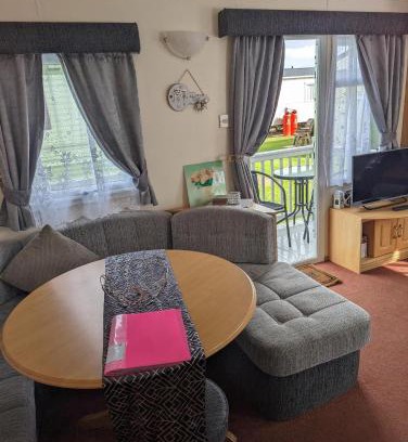Ingoldmells Apartment | Experience The Topaz Caravan HF12: Pet-Friendly Oceanfront Stay