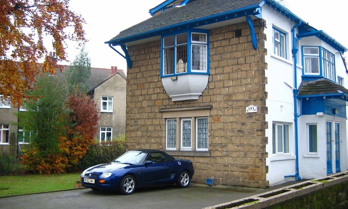 Headingley Apartment | Cozy Retreat at The Tops Self Catering with Breakfast & Kitchen