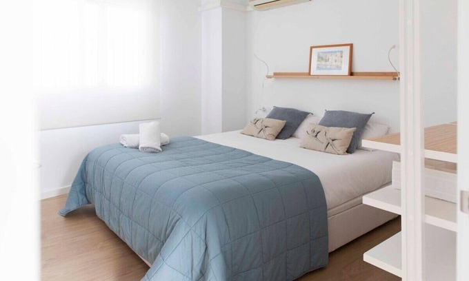 Barrio del Carmen Apartment | Modern One Bedroom with Wifi & Spa in Old Town II