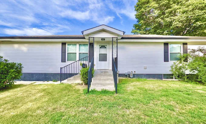 Joplin House | Inviting 2 Bed Home Steps from Joplin Arts District