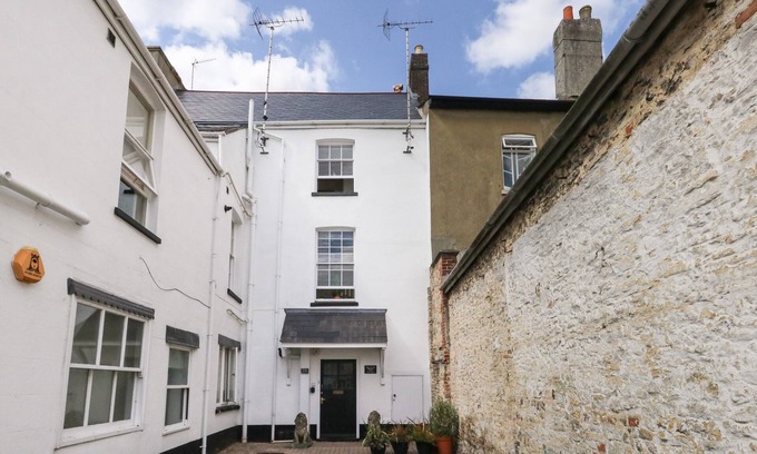 Dorchester House | Pet-Friendly Town House: Unique Cottage Experience in Dorchester