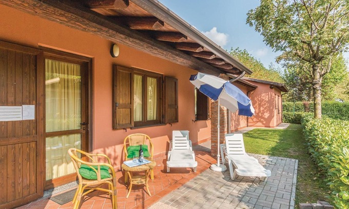 Iseo Apartment | The town of Iseo is located directly on the shores of the homonymous Lake Iseo, 30 km east of the hi