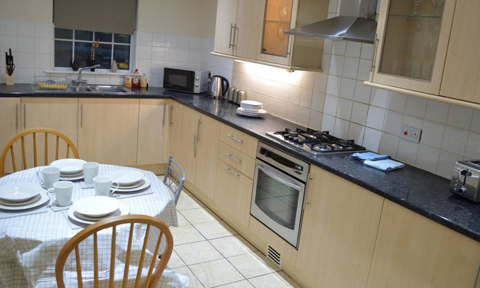 Newcastle-upon-Tyne Apartment | Cozy Townhouse Newcastle with Breakfast & Family Amenities
