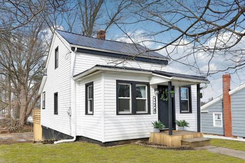Canal Fulton House | Inviting Canal Fulton Farmhouse with Hot Tub & 2 Bedrooms