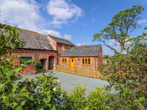 Maesbury Marsh House | Explore The Tractor Shed: Pet-Friendly 5-Star Retreat
