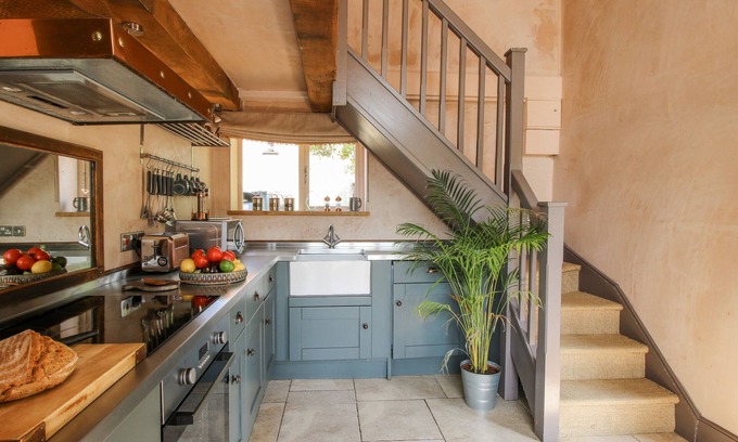 Wollerton Cottage | Unforgettable Stay at The Tractor Shed with Kitchen & Breakfast