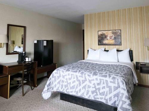 Slayton Hotel | Pet-Friendly Retreat at The Hilltop Inn - Slayton, MN