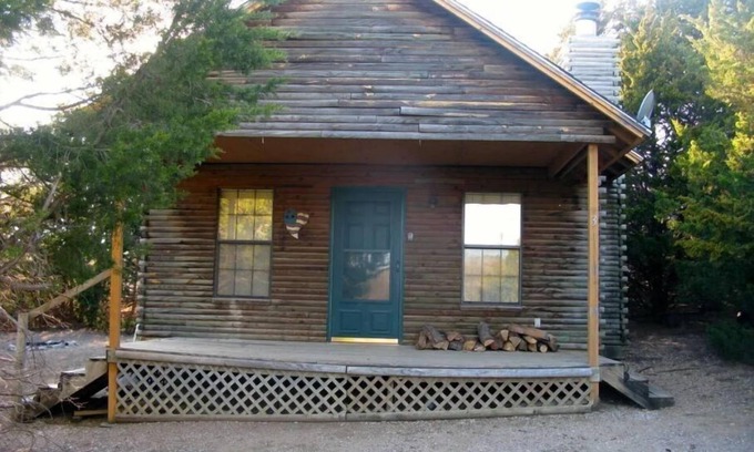 Sulphur Cabin | Cozy Trapper Cabin: Family-Friendly with Breakfast Included