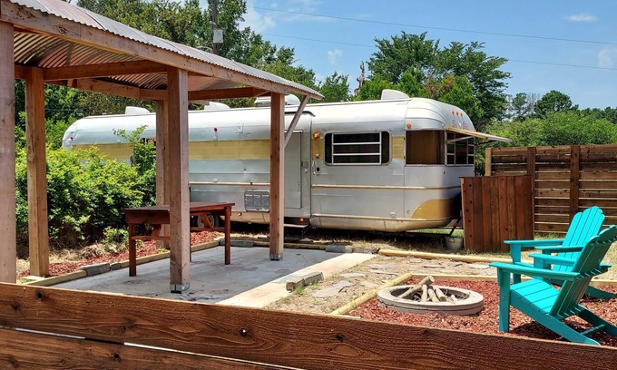 Athens House | Explore the "Traveler" Glamper by Lake Athens: Family & Pet Friendly