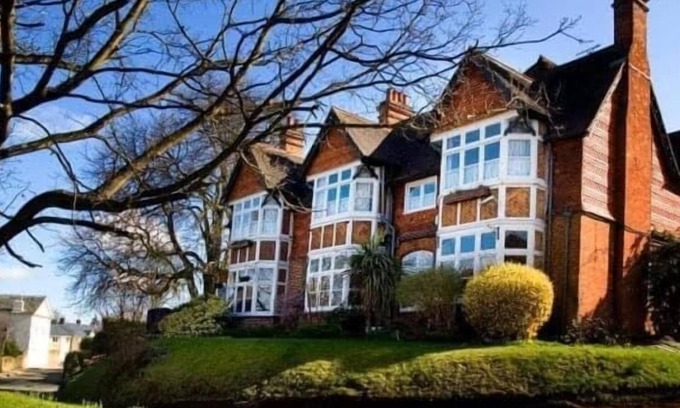 Iffley Hotel | Welcoming Tree Hotel at Iffley: Relax with Spa & Family Amenities