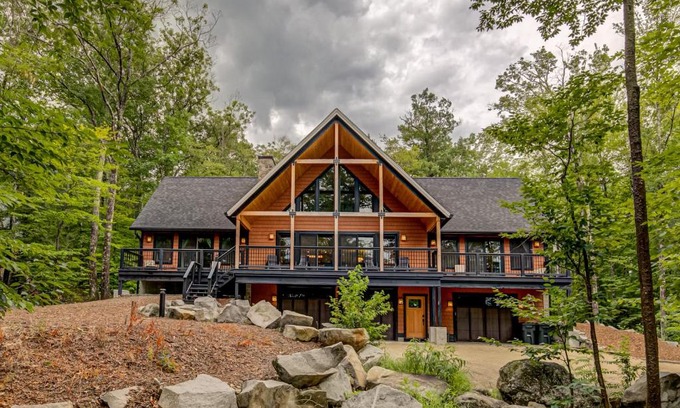 West Alton Ski Chalet | Experience Family-Friendly Comfort at The Tree House
