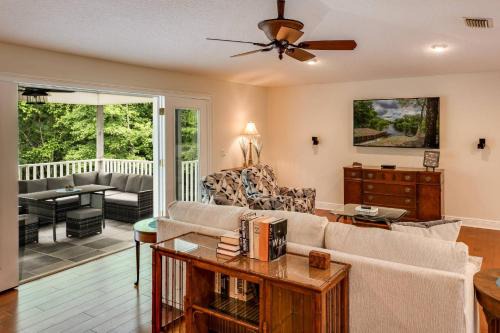 Middleburg House | Discover The Tree House: Perfect for Families and Pets!